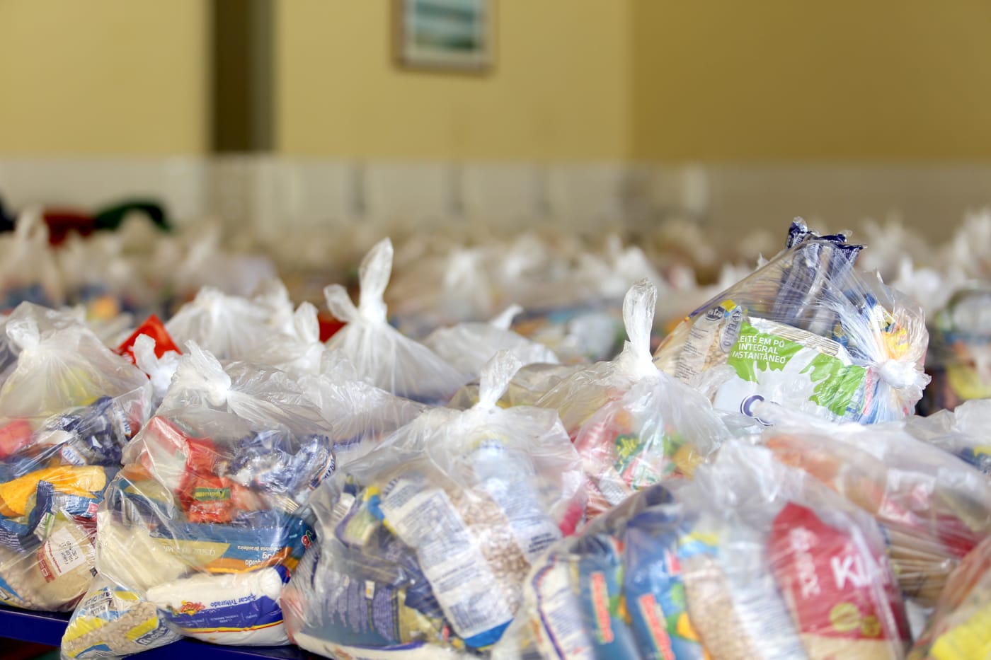 Anderson de Tuca parabeniza agentes participantes na distribuição de kits de alimentação