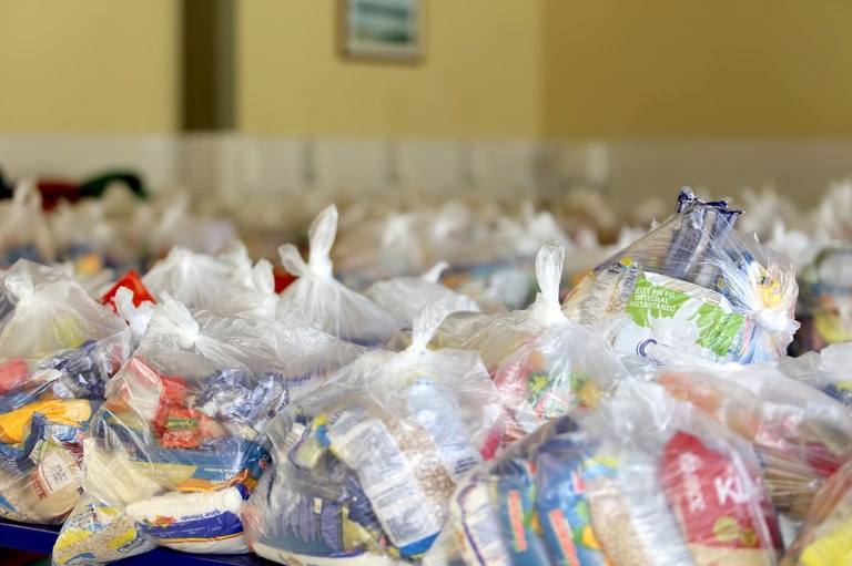 Anderson de Tuca parabeniza agentes participantes na distribuição de kits de alimentação