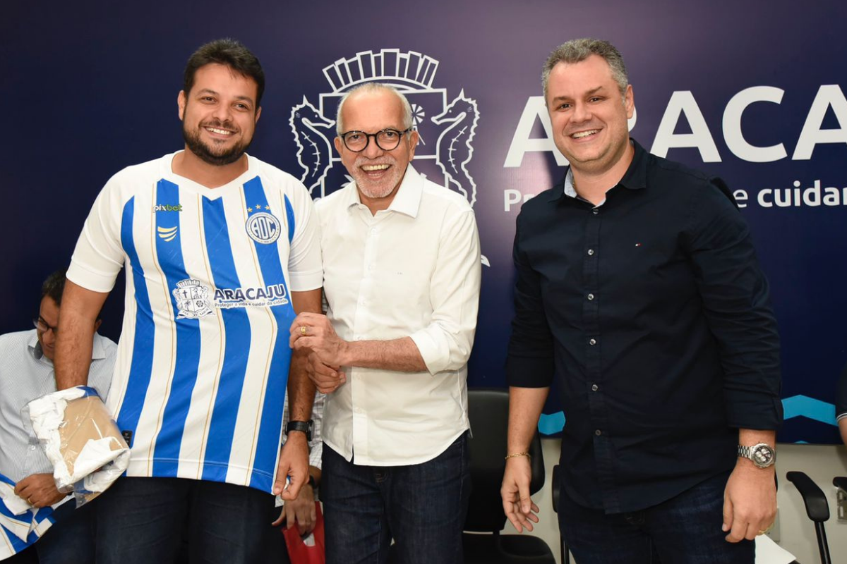 Anderson de Tuca participa de assinatura do auxílio para os clubes de futebol