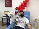 Anderson de Tuca realiza doação de sangue junto com seus amigos na Corrente do Bem