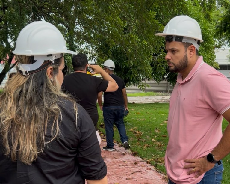 Anderson de Tuca realiza nova visita a obra da Praça Dom José Thomaz