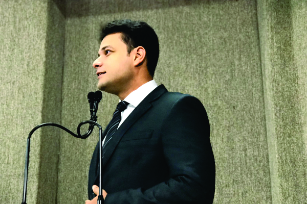 Anderson de Tuca ressalta a importância de PL que inclui ensino de Libras no currículo escolar