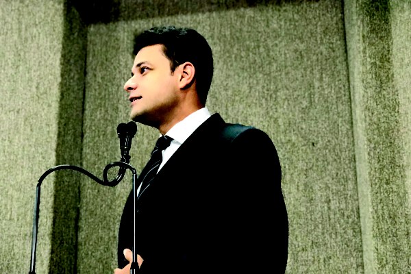 Anderson de Tuca ressalta a importância de PL que inclui ensino de Libras no currículo escolar