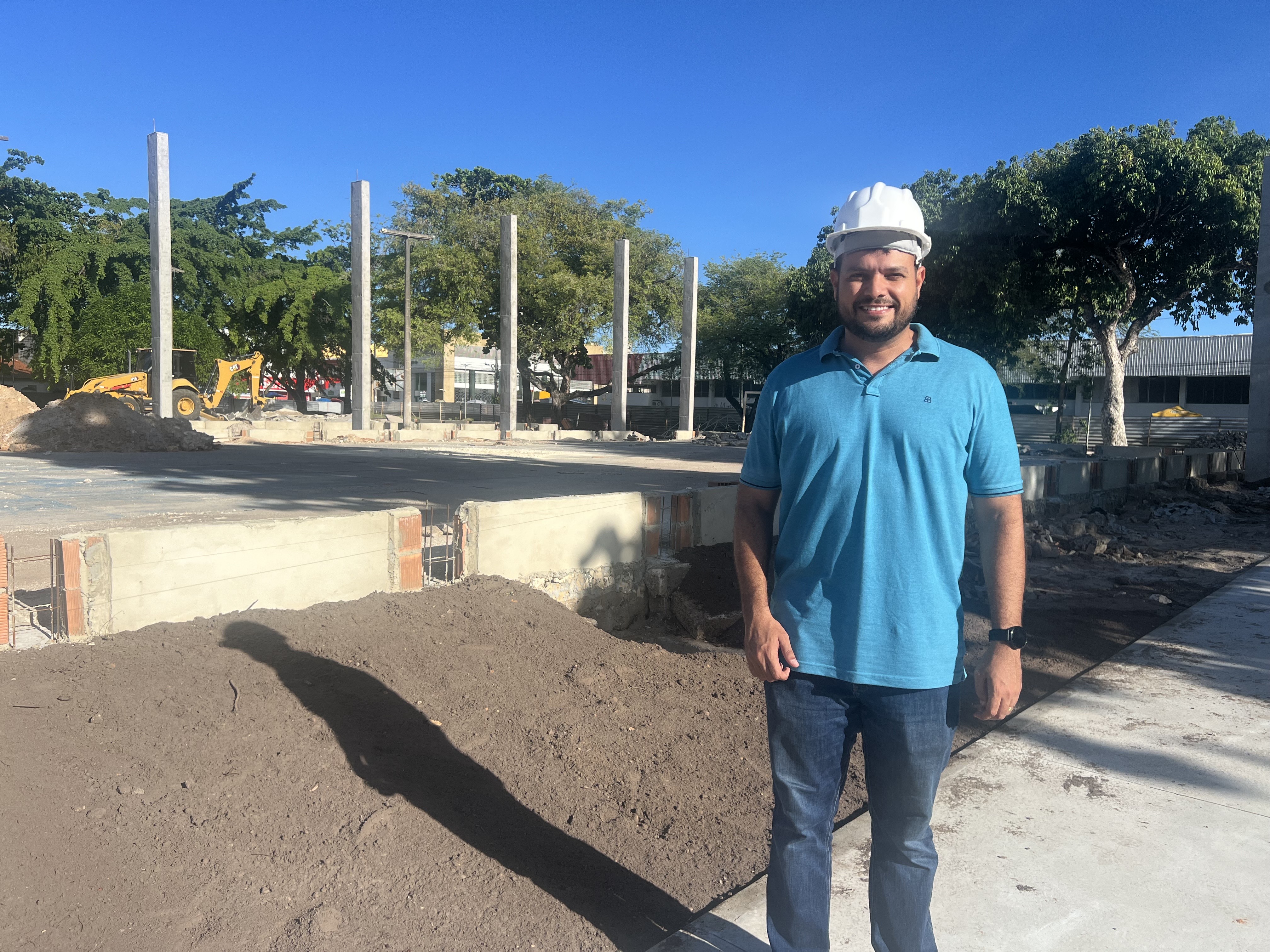 Anderson de Tuca realiza visita a obra da Praça Dom José Tomaz