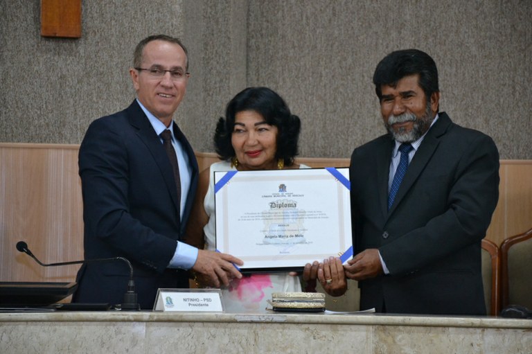 Ângela Maria de Melo recebe título de Cidadã Aracajuana na CMA