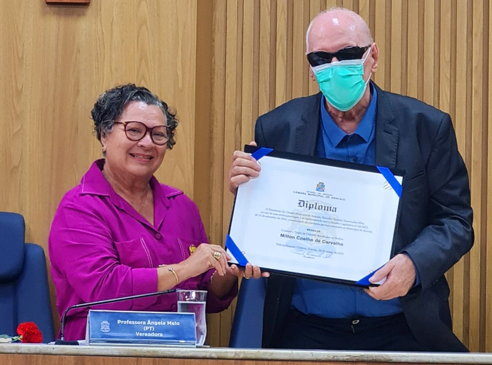 Ângela Melo homenageia Milton Coelho com título de Cidadão Aracajuano