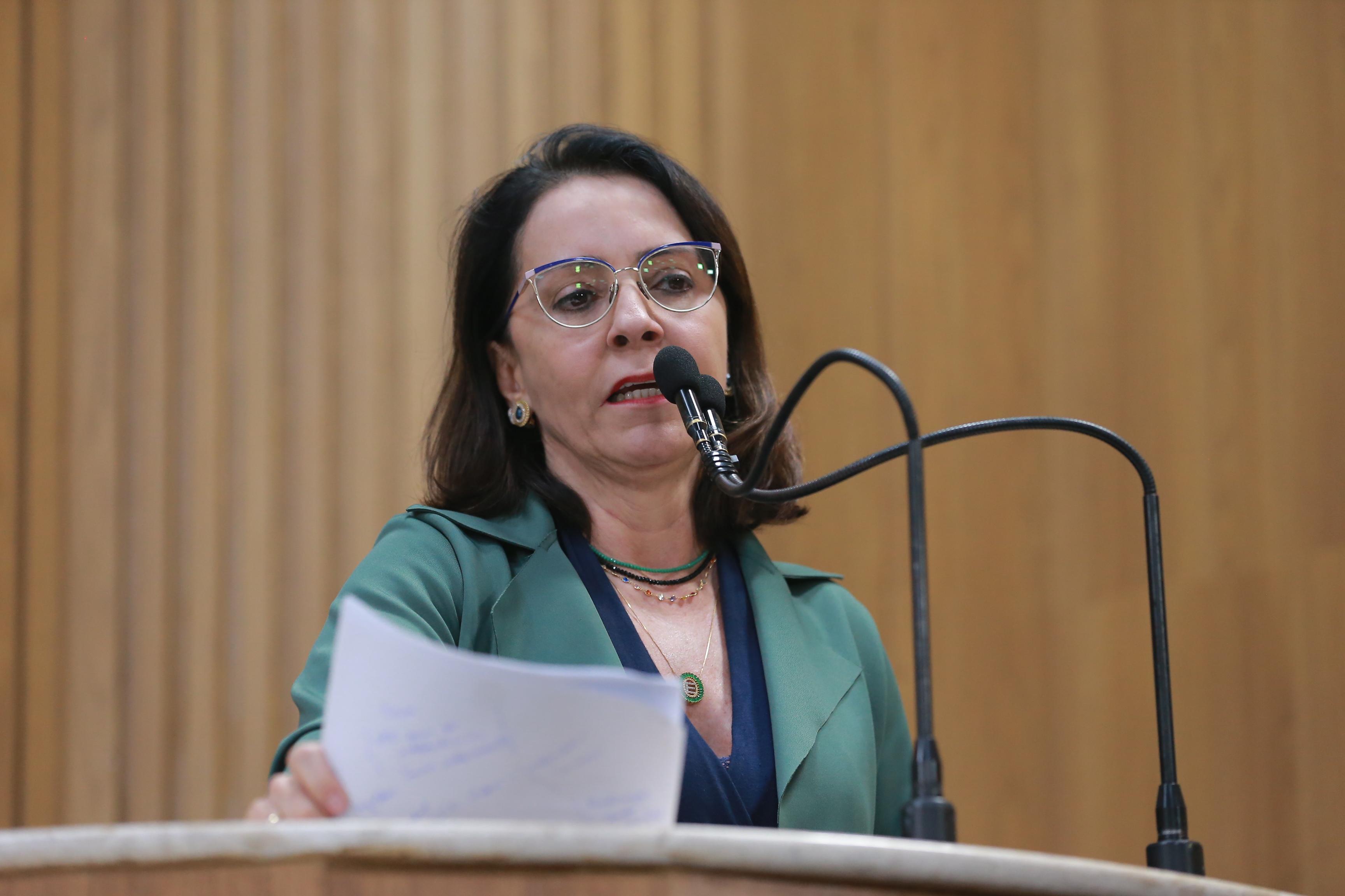 Ao invés de monitorar equipamentos, deveriam fornecer condições mínimas de trabalho”, declarou Emília