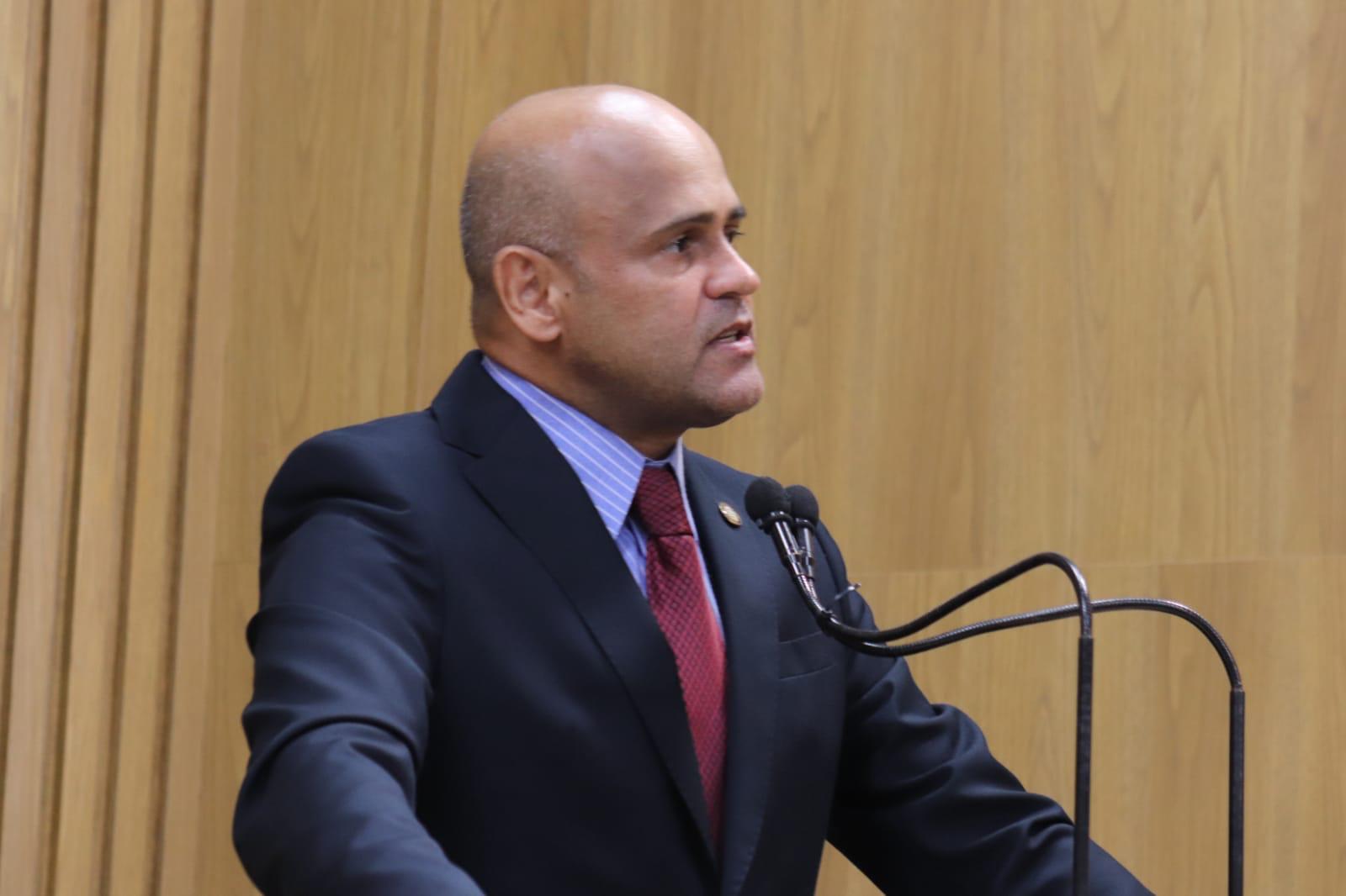 Após pedido de Alex Melo, Emsurb faz limpeza do Viaduto do Dia