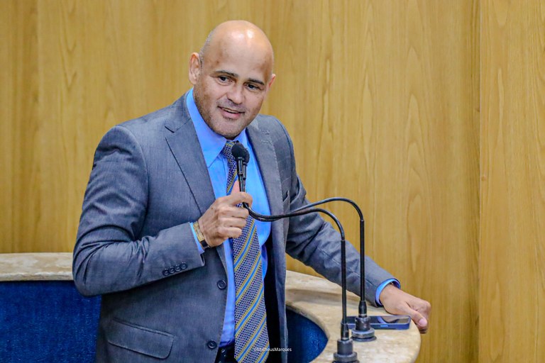 Após solicitação de Alex Melo, Emsurb faz limpeza da Praça Nivaldo Menezes