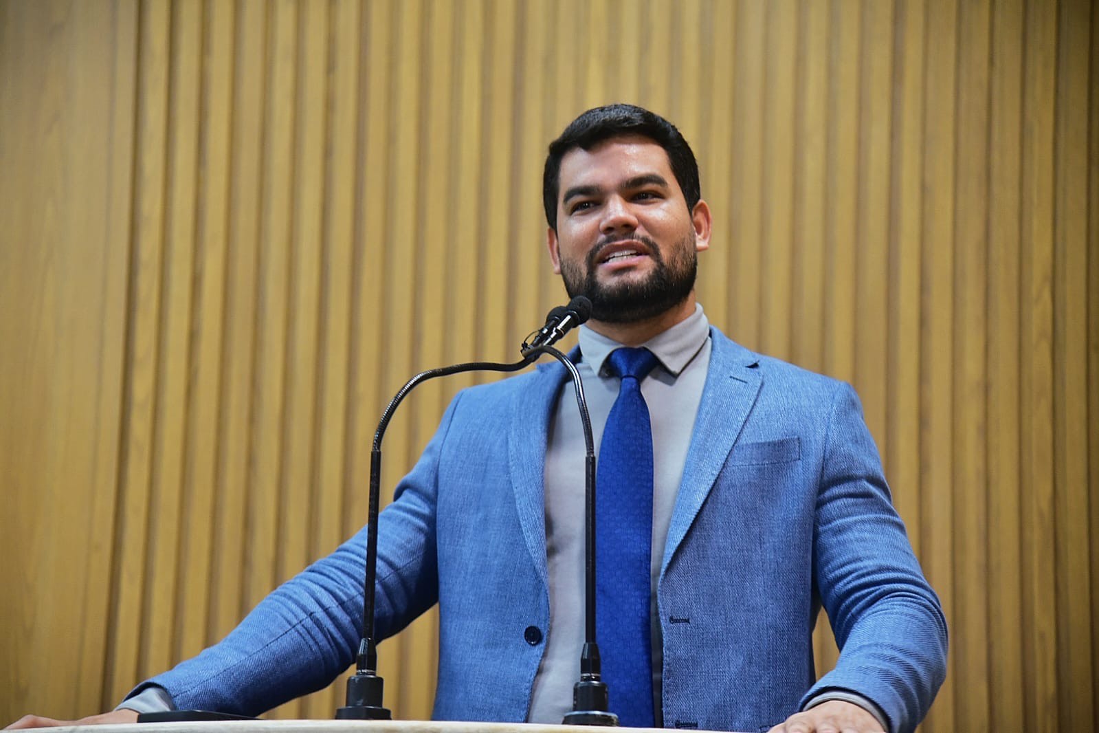 Após solicitação de Maurício Maravilha, Emsurb faz limpeza de canal na Avenida Alexandre Alcino