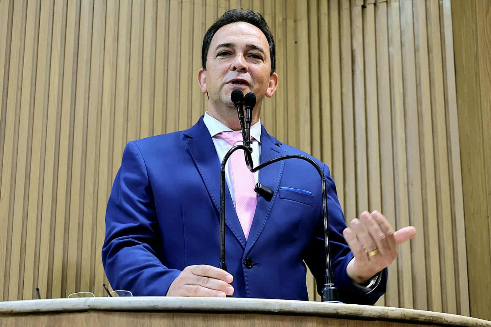 Aprovado Projeto de Lei de Fábio Meireles (PDT) que dispõe sobre afixação de cartazes nos estabelecimentos revendedores de combustíveis automotivos