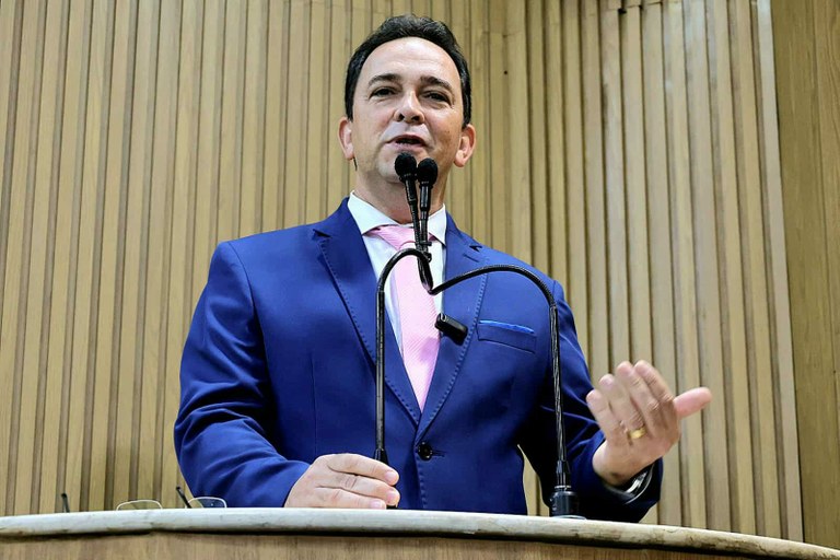 Aprovado Projeto de Lei de Fábio Meireles (PDT) que dispõe sobre afixação de cartazes nos estabelecimentos revendedores de combustíveis automotivos