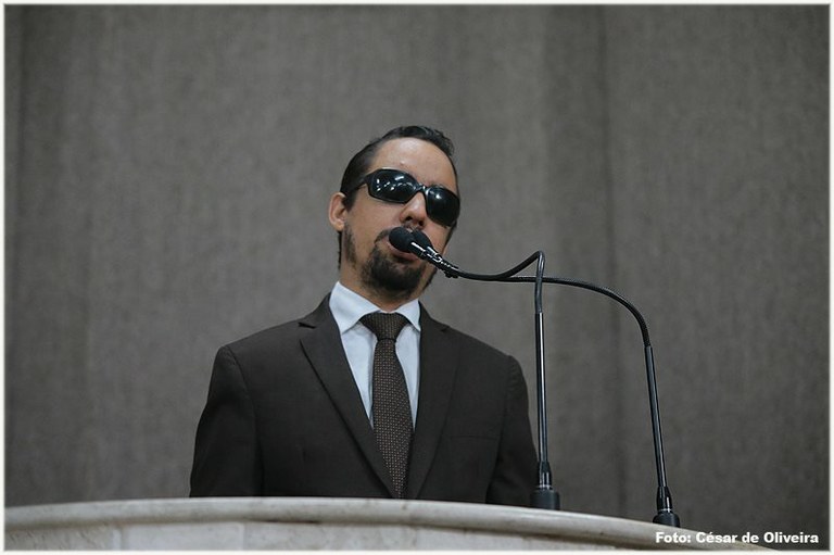 Aracaju pode ofertar material didático para alunos com deficiência visual