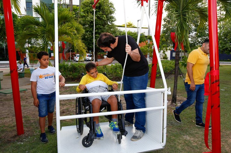 Aracaju recebe primeiro brinquedo adaptado na Praça Alameda das Árvores