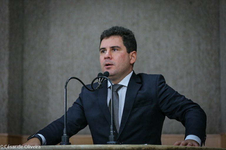 Armando Batalha Júnior comemora aprovação de PL que previne corrupção na administração pública de Aracaju