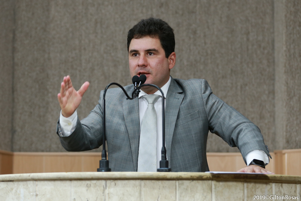 Armando Batalha Júnior presta contas durante recesso parlamentar e mira novos projetos