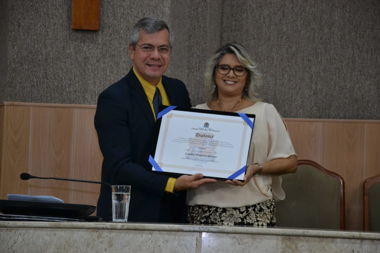 Bibliotecária Cláudia Stocker recebe título de Cidadania Aracajuana