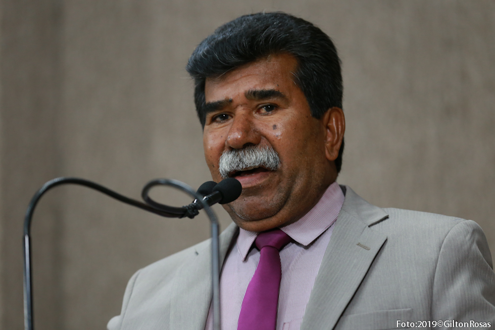 Bigode agradece doação de alimentos na época natalina para famílias do Santa Maria