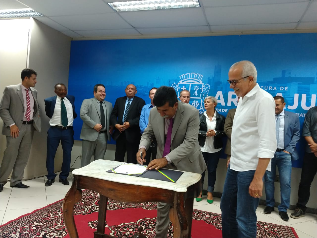 Bigode celebra de assinatura do contrato com a caixa econômica federal para construção de casas no 17 de Março