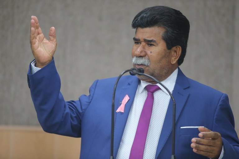 Bigode cobra recapeamento em avenida do bairro Santa Maria