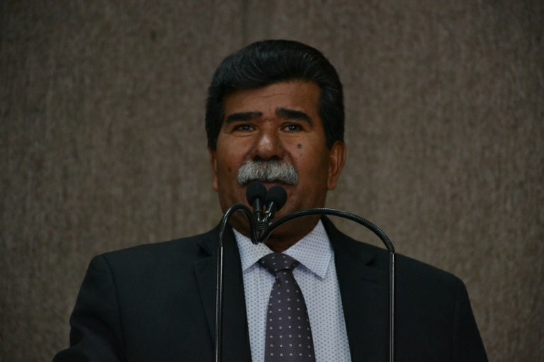 Bigode cobra resolução de problema de esgoto no Santa Maria 