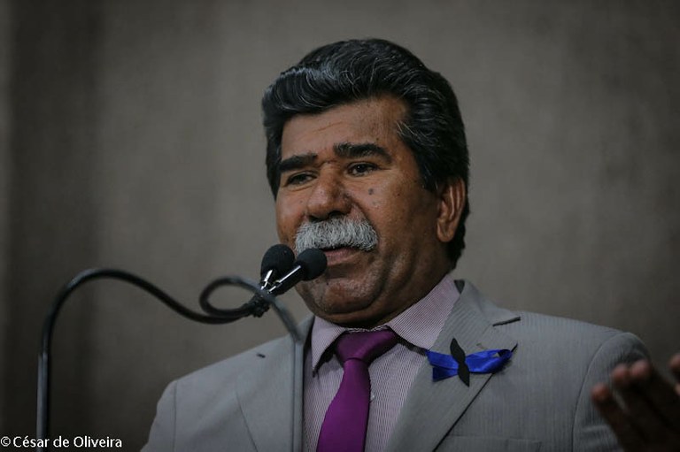 Bigode cobra sinalização de trânsito no Santa Maria