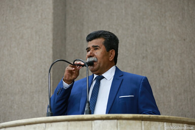 Bigode comemora assinatura do contrato para construção de casas no 17 de Março