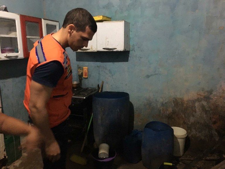 Bigode convoca Defesa Civil para socorrer morador do Santa Maria que teve casa atingida pelas fortes chuvas