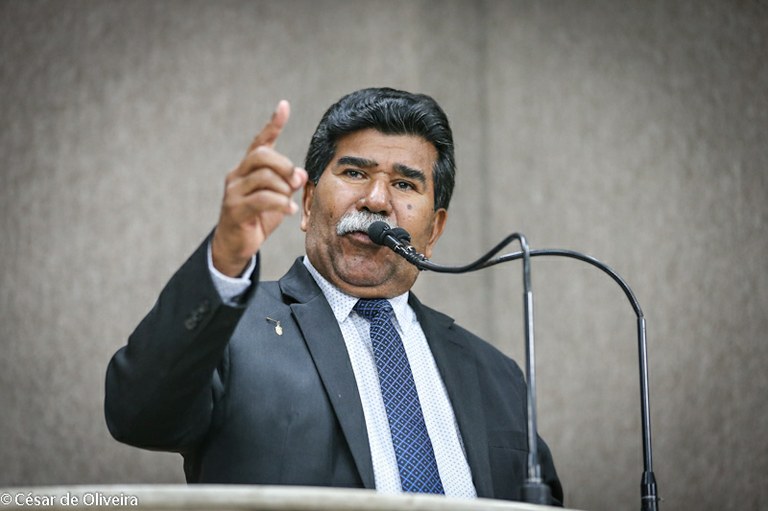 Bigode do Santa Maria fala sobre a situação do país e faz críticas ao governo Bolsonaro