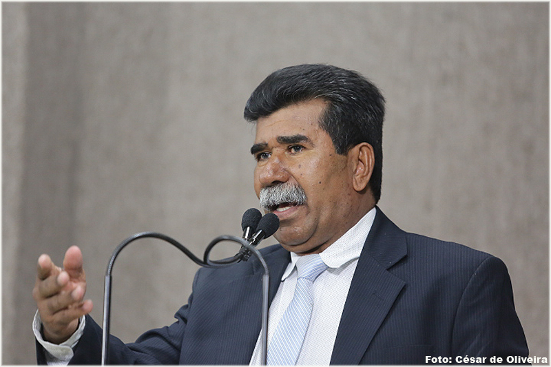 Bigode do Santa Maria reclama situação da rede de esgoto no Santa Maria