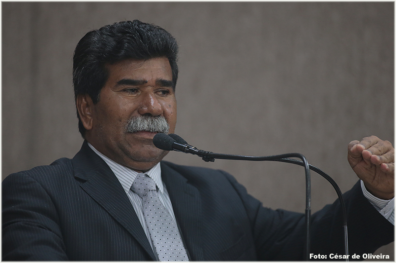 Bigode pede atenção às ruas esburacadas do Augusto Franco