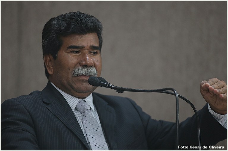 Bigode pede atenção às ruas esburacadas do Augusto Franco