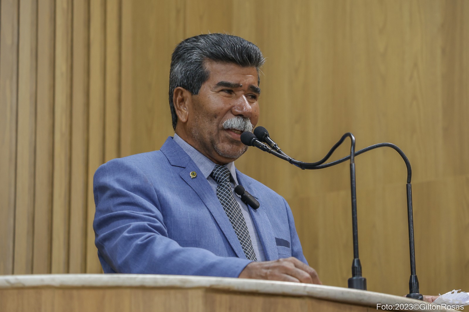 Bigode pede manutenção nas praças do Santa Maria