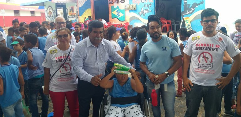 Bigode vai ao São Conrado alertar a população sobre os perigos da proliferação do mosquito da dengue