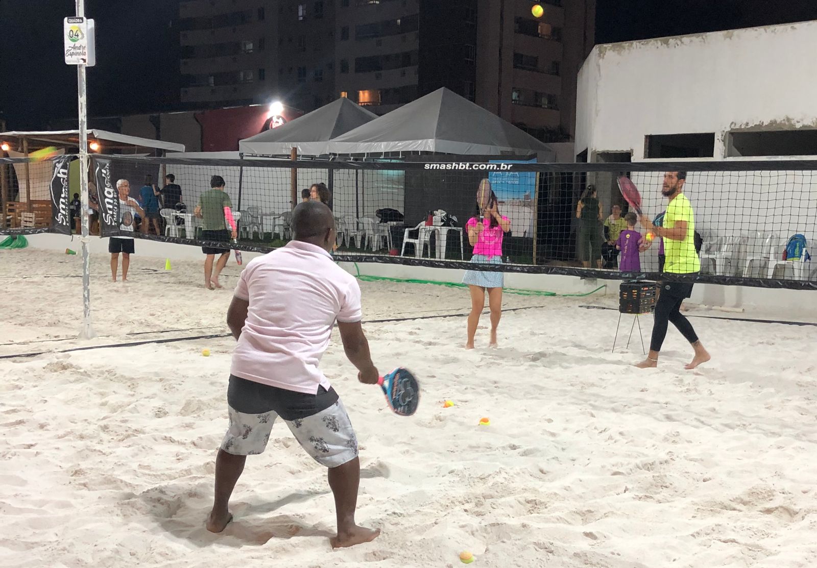 Binho pratica beach tennis e conhece essa nova modalidade esportiva