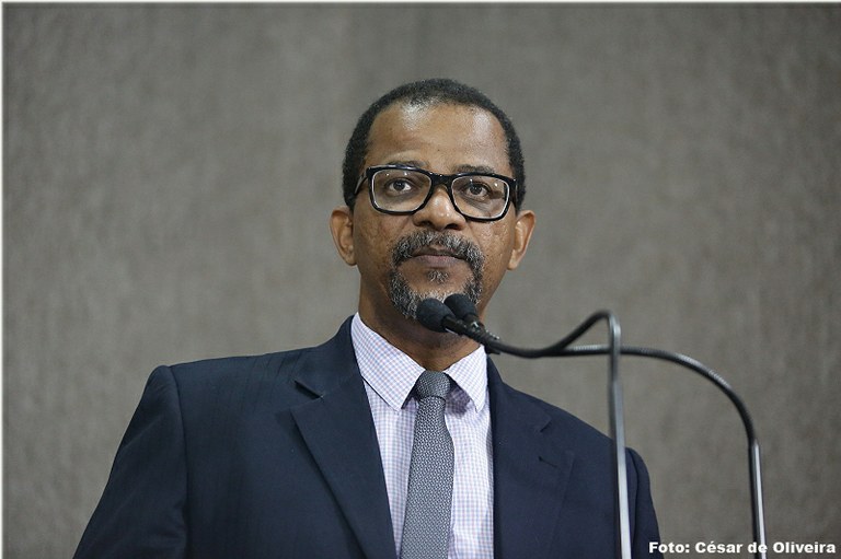 Bittencourt parabeniza Edvaldo Nogueira por pagar os salários em dia