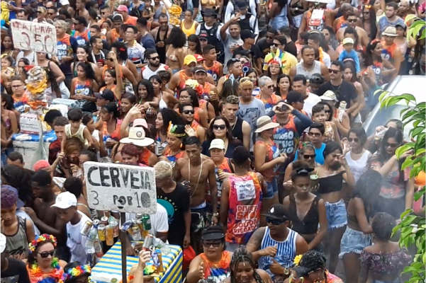 Bloco "Saudoso Tuca 2020" arrasta mais de oito mil foliões