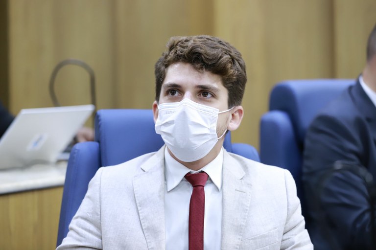 Breno Garibalde aprova emendas para melhoria das calçadas e para proteção ambiental