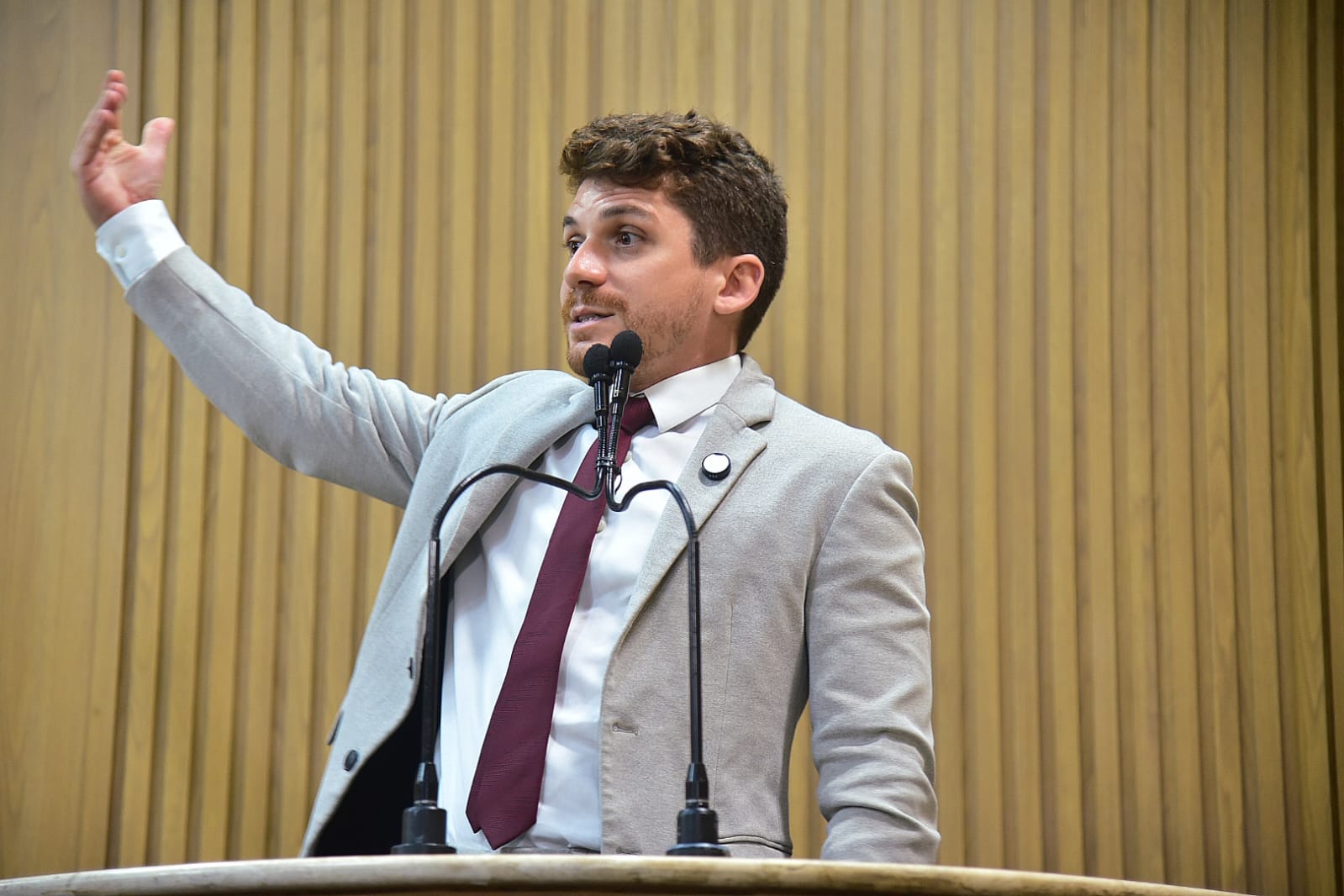 Breno Garibalde cobra soluções sobre denúncias da Maternidade Lourdes Nogueira 