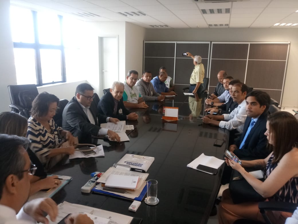 Buscando o desfecho do caos na Saúde de Aracaju, Américo participa de reunião no MP