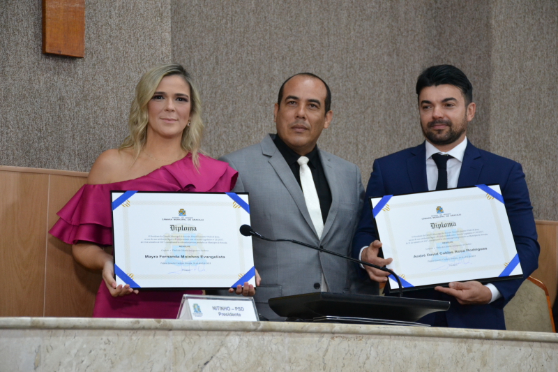 Cabo Amintas concede Título de Cidadania Aracajuana aos delegados André David e Mayra Moinhos