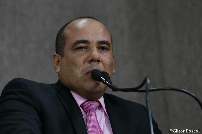 Cabo Amintas homenageia sua mãe e se emociona