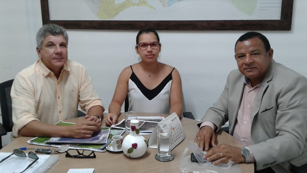 Calçadas intransitáveis e vegetação sem poda são questões levadas à Sema por Américo 