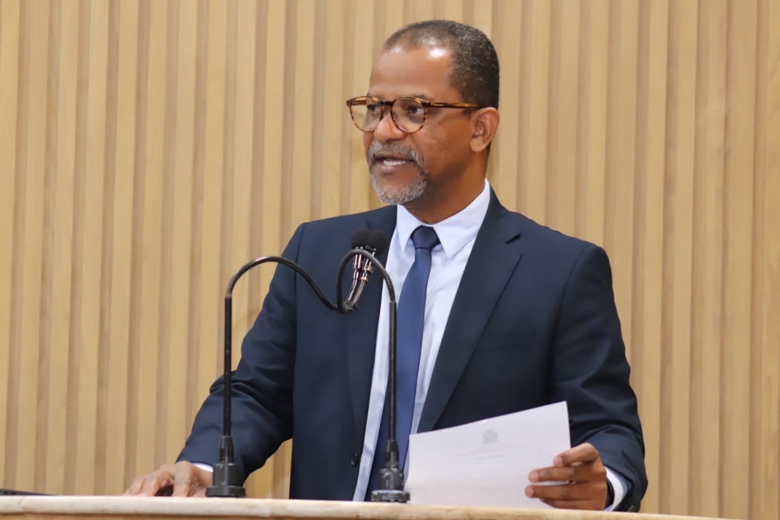 Câmara aprova decreto do Prof. Bittencourt que concede Título de Cidadania Aracajuana à professora Beatriz Góis 