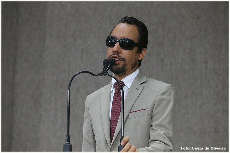 Câmara aprova PL que determina Hino Nacional em cadernos e livros