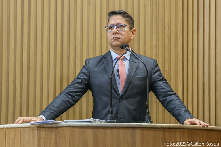 Câmara aprova projeto de lei de Ricardo Marques que coloca livros de reclamação e elogios nas UBS de Aracaju