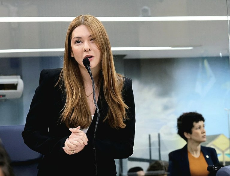 Câmara de Aracaju aprova projeto de Moana Valadares que regulamenta o hasteamento das bandeiras e reforça o civismo na capital