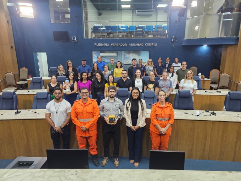 Câmara de Aracaju capacita servidores para o uso de desfibrilador para emergências