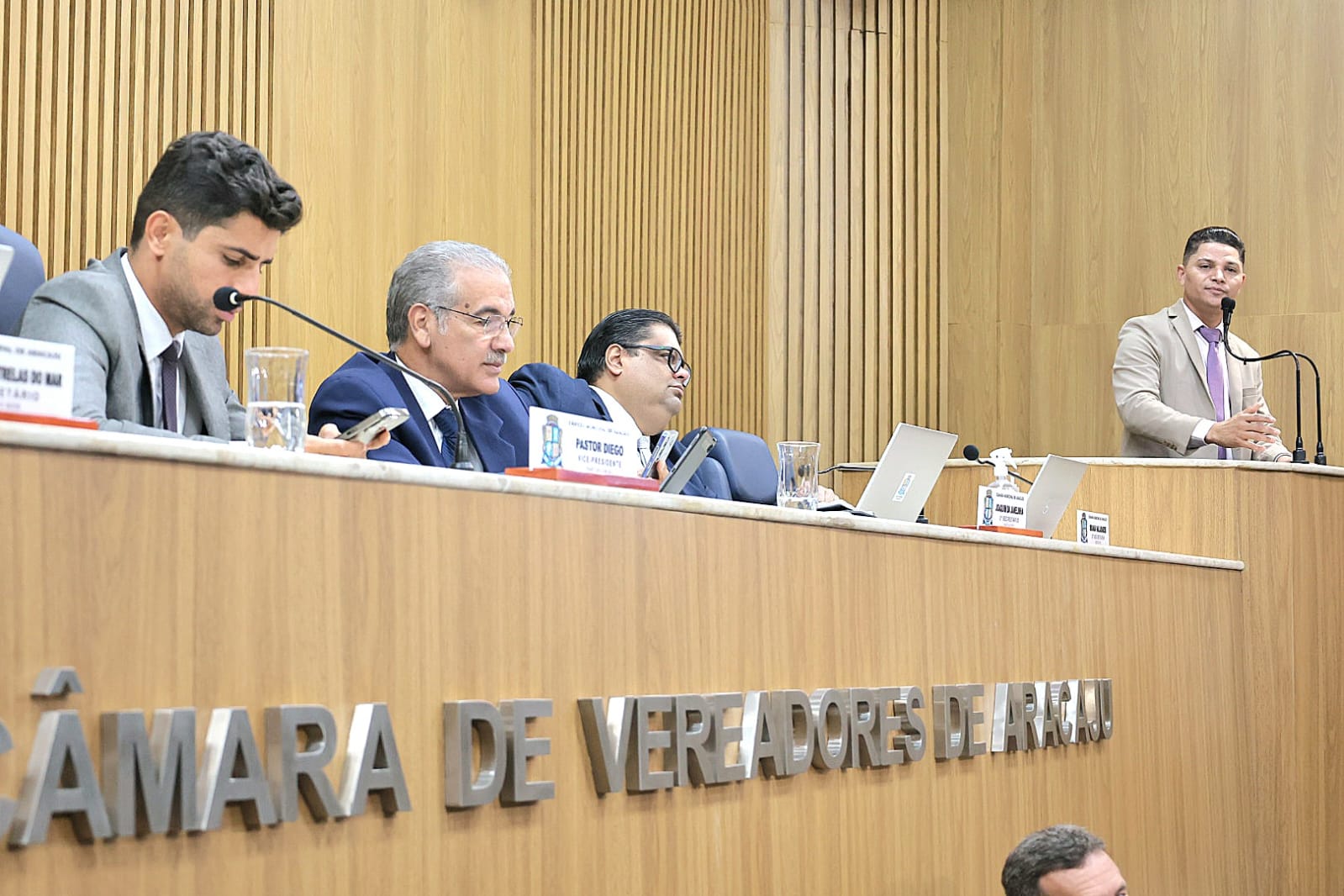 Câmara de Aracaju debate climatização das escolas, denúncia sobre cargos na Emsurb e problemas no Francão