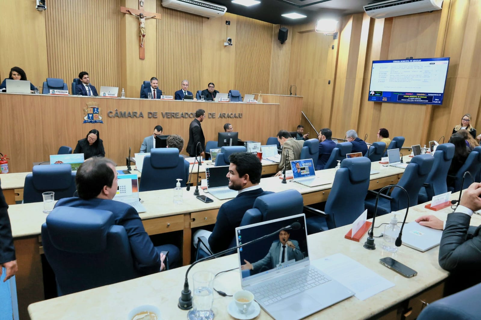 Câmara de Aracaju discute 13 proposituras e aprova projeto que homenageia Marielle Franco